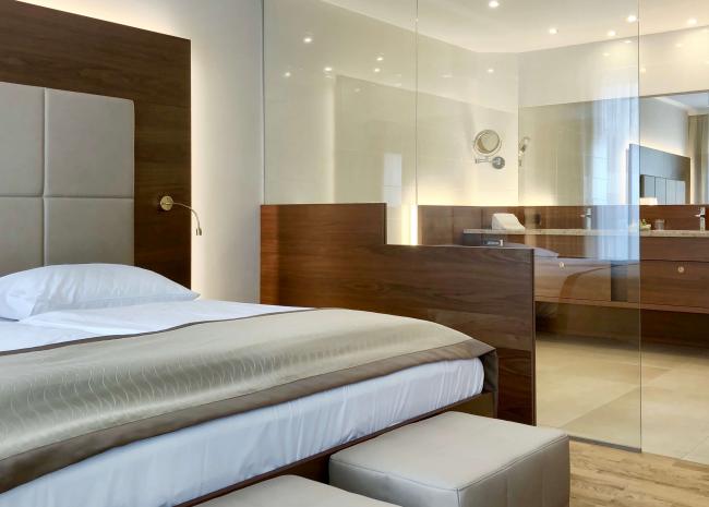 Bett mit Blick zum Badezimmer Bett mit Blick zum Badezimmer